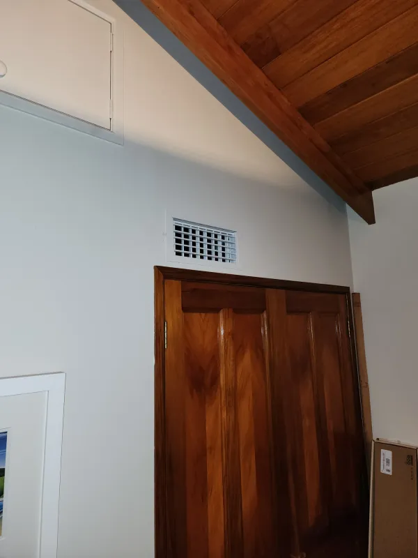 Round ceiling diffuser supplying warm air into a bedroom