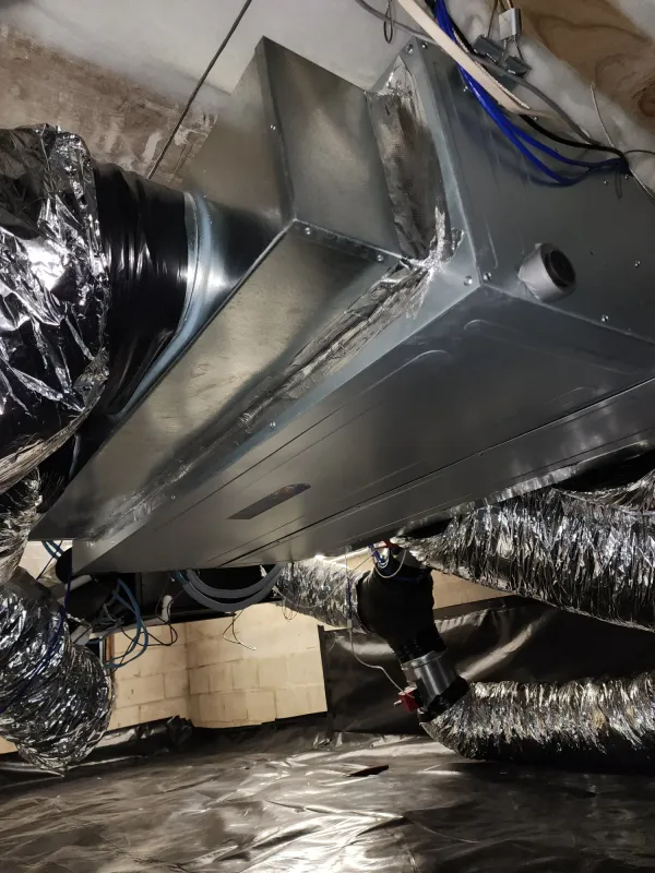 Ducted indoor unit with flexible ducting branching to several outlets