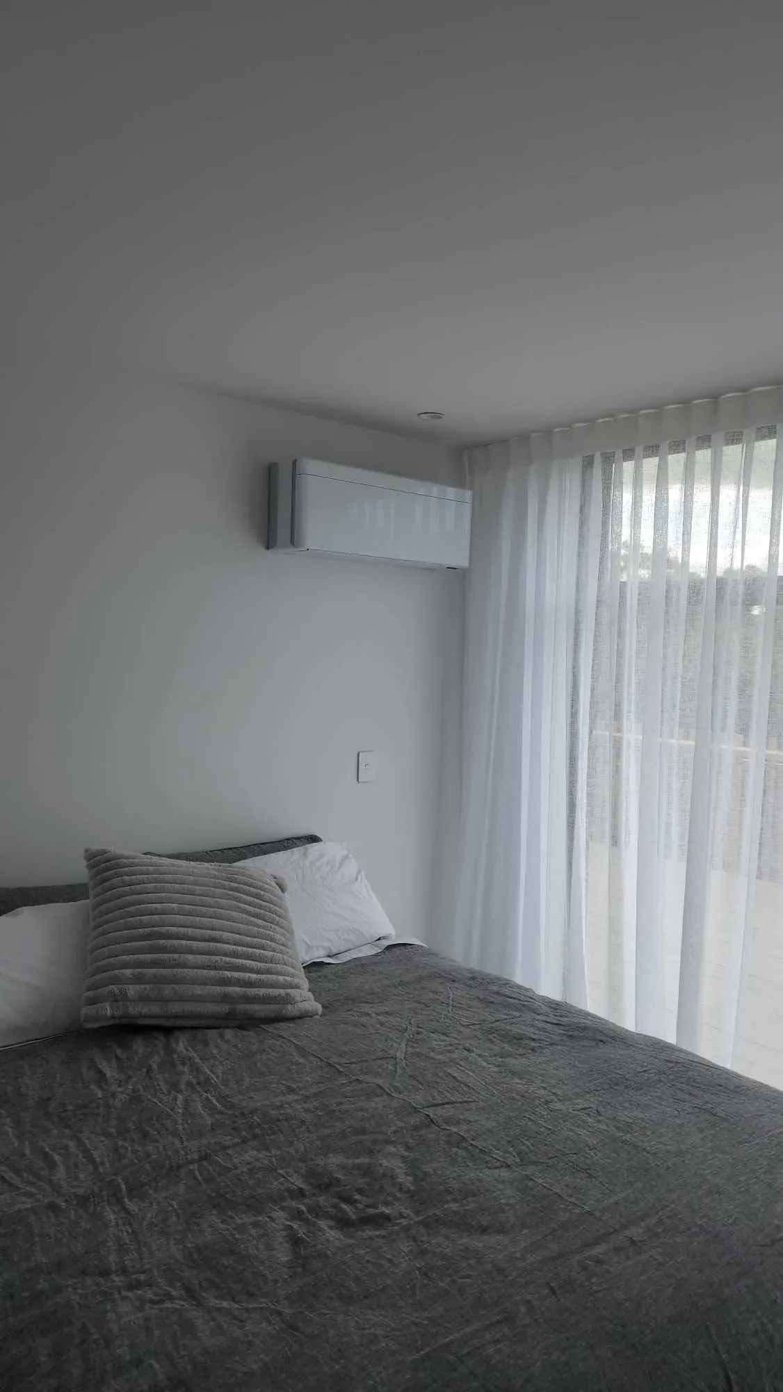 Bedroom with a high wall heat pump