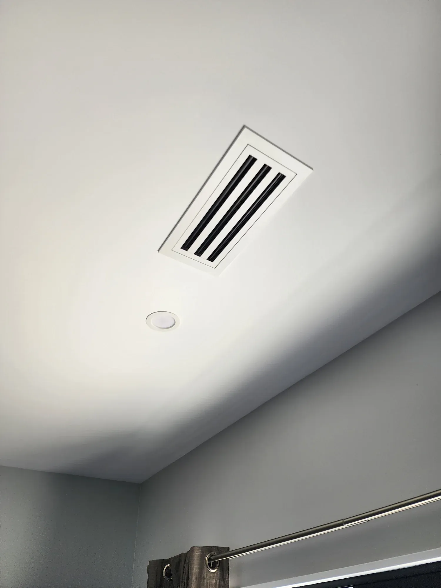 Slot diffuser in a ceiling